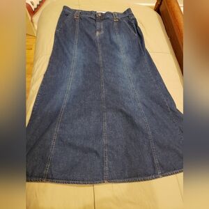 Old Navy long modest denim skirt size 8 EUC
